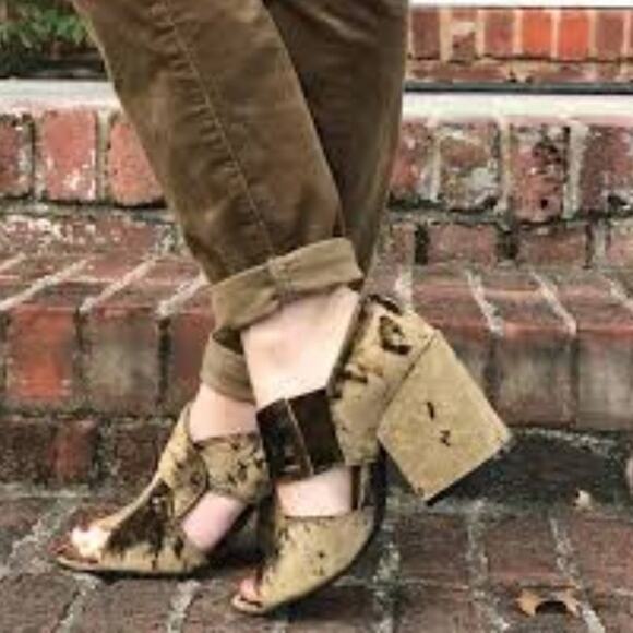 Cabi 6016 Velvet Moss Green Interlock Block Heels Women's Size 9 - Picture 2 of 9